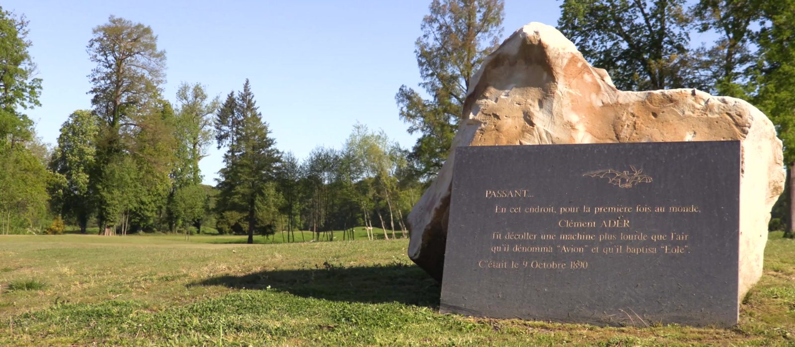 Stèle commémorant le premier vol de Clément Ader sur le domaine